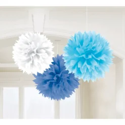 Pompones de papel blanco, azul y celeste